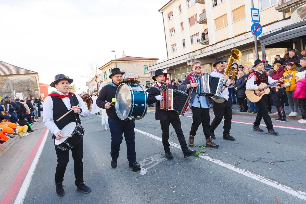 Muzikanti Hujanskih šjm