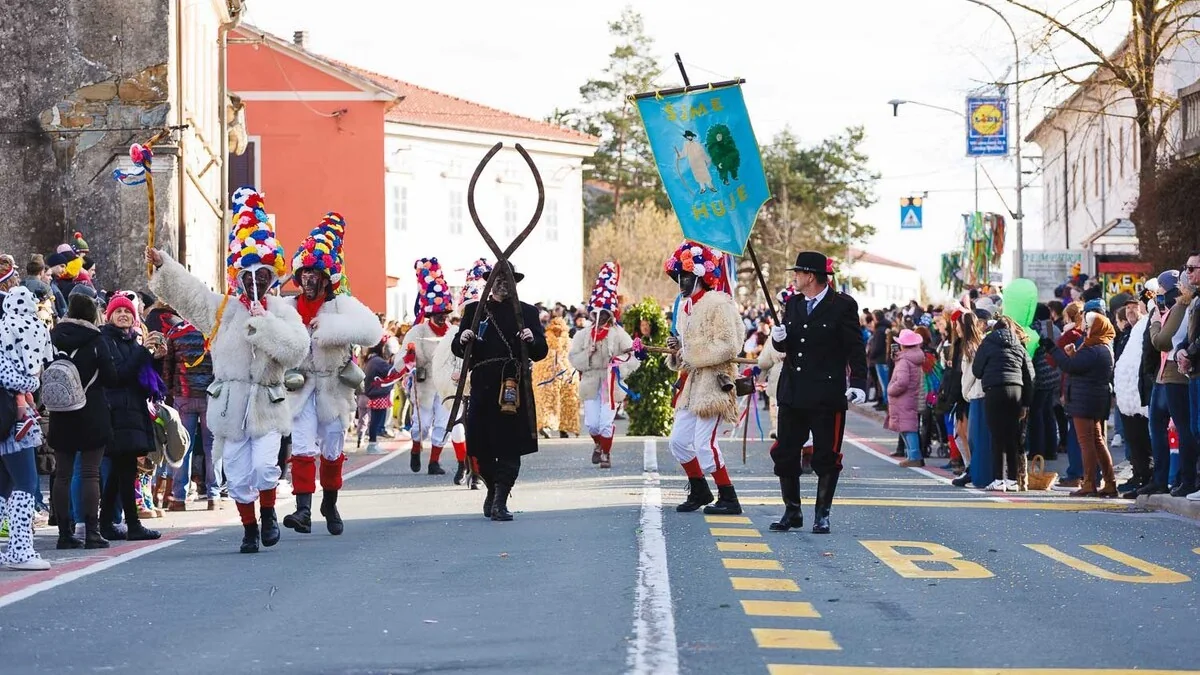 Hujanske šjme na pustni povorki